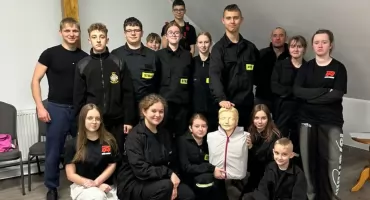 Escape room w ciemności jako sprawdzian umiejętności młodych strażaków
