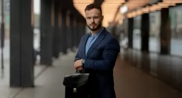 Niesłuszne zwolnienie z pracy – jak skutecznie walczyć o odszkodowanie lub przywrócenie do pracy?