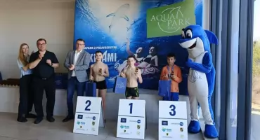 Uczniowie SP nr 5 w Kartuzach na podium zawodów pływackich w Redzie