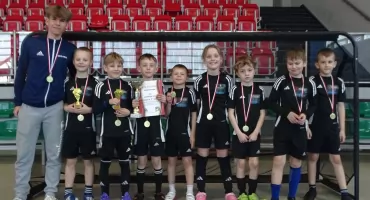 Młodzieżowy turniej halowy w Kiełpinie. FC Gowidlino na najwyższym stopniu podium