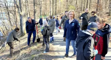 W trosce o naturę i tradycję. Uczniowie z SP1 posadzili lipy nad jeziorem Klasztornym
