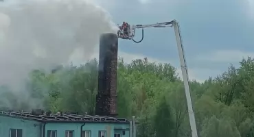 Pożar komina piekarni w Kartuzach. Trwa akcja strażaków