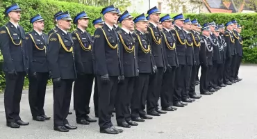Odznaczenia, awanse i nowy samochód dla kartuskich strażaków z okazji Dnia Strażaka