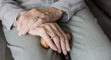 Fałszywi urzędnicy pukają do drzwi. ZUS ostrzega seniorów przed oszustami