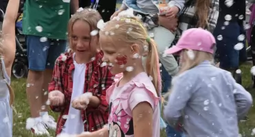 Zlot samochodów, dmuchańce i piana party. Niezapomniany Dzień Dziecka w Kartuzach