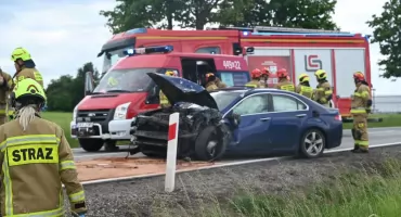 Zderzenie dwóch aut na krajowej „20” w Borczu. Trzy osoby poszkodowane [FILM]