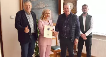 Gmina Kartuzy. Podpisano umowę na realizację drugiej części utwardzenia dróg płytami YOMB