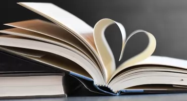 Autor bestsellerowych kryminałów odwiedzi Banino. Literackie spotkanie z Robertem Małeckim 