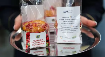 Truskawka Kaszubska rusza na podbój nieba. Promocyjna akcja na lotnisku i pokładach samolotów