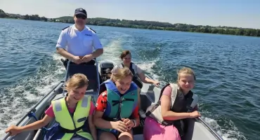 Policyjna lekcja bezpieczeństwa nad wodą i na rowerze. Mundurowi spotkali się z dziećmi z gminy Chmielno