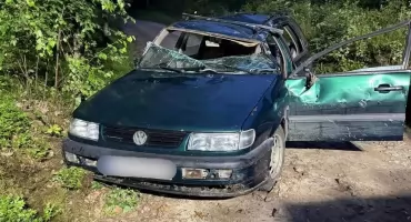 Tragiczna noc w Mściszewicach. Pijany 17-latek bez prawa jazdy dachował, jego rówieśnik zginął