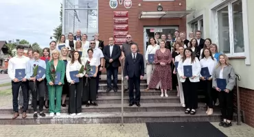 28 nauczycieli z gminy Sierakowice z awansem zawodowym. Odebrali akty mianowania