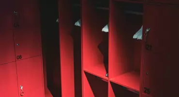 Czym różnią się szafy socjalne od szafek ubraniowych i które wybrać do szatni pracowniczej?