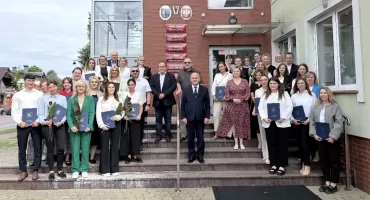28 nauczycieli z awansem zawodowym. Uroczystość wręczenia aktów mianowania w Sierakowicach