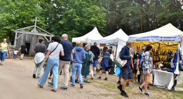 Jarmark Wdzydzki rozpoczęty. Tysiące gości mimo niesprzyjającej pogody zjeżdża do Wdzydz