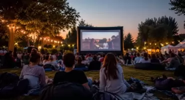 Duży ekran, wakacyjny klimat i darmowe seanse. Kino Letnie w Stężycy
