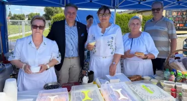 Wakacje z KGW Gminy Sierakowice: po kaszubsku i z weselną energią. Plaża w Gowidlinie pełna atrakcji