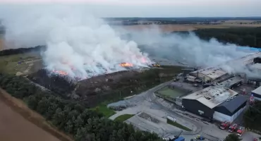 Potężny pożar składowisko odpadów w Chlewnicy