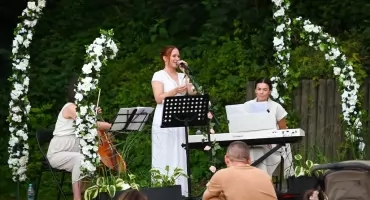 Tak wyglądał wyjątkowy koncert na plaży w Chmielnie. Muzyka, jezioro i zachód słońca