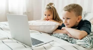 Ekran w domu nie musi być wrogiem. Jak ustalić zasady oglądania, które naprawdę działają?