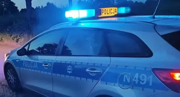 Liczyła się każda minuta. Policjanci eskortowali 80-latka z podejrzeniem zawału
