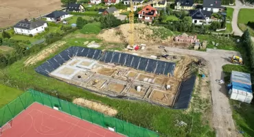 Trwa rozbudowa szkoły w Leźnie. Powstaje nowy, trzykondygnacyjny budynek