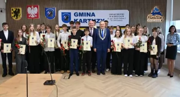 Stypendia burmistrza Kartuz wręczone. Wyróżniono 27 uczniów z 11 szkół