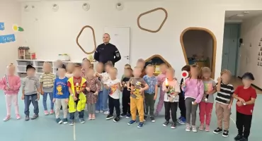 Lekcja bezpieczeństwa w przedszkolu w Sierakowicach. Dzielnicowy odwiedził najmłodszych
