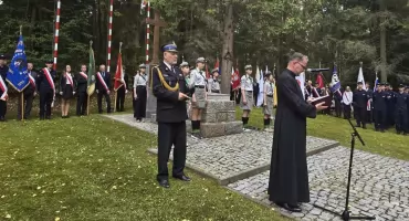 Hołd ofiarom wojny i weteranom. Mieszkańcy gminy Kartuzy przy pomniku w Kaliskach