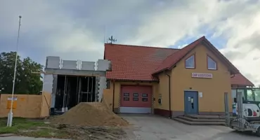 Nowe garaże i magazyn zarządzania kryzysowego. Trwa przebudowa remizy OSP w Egiertowie