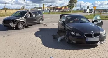 Zderzenie BMW i Chryslera na DK20 w Małkowie. 31-latka trafiła do szpitala