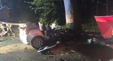 Tragiczny wypadek w Przewozie. Samochód uderzył w drzewo, zginął mężczyzna