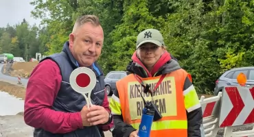 Pani Monika zatrzymuje setki samochodów. Kieruje ruchem, znosi deszcz i… zwiedza świat