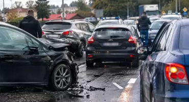 Kolizja to dopiero początek. Kierowcy próbowali przeciskać się między samochodami. Zobaczymy to w TV