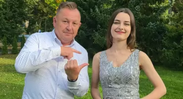Nikola Zwara gra z pamięci i ze słuchu. Pochodząca z Kartuz pianistka zachwyca muzycznym talentem