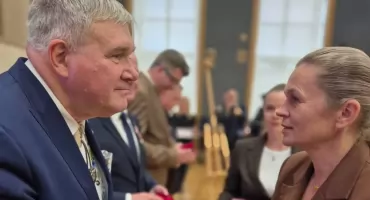 Burmistrz Kartuz z Medalem Komisji Edukacji Narodowej. Docenili jego wkład w kaszubską oświatę