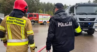 Alarm w Sierakowicach. Podejrzana paczka, ewakuacja i obława w lesie