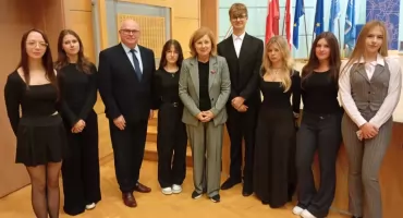 Uczniowie z Sierakowic spotkali się z Věrą Jourovą. Rozmawiali o demokracji i sztucznej inteligencji