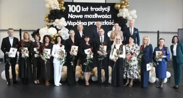 Nagrody dla nauczycieli z gminy Kartuzy wręczone podczas stulecia szkoły w Łapalicach