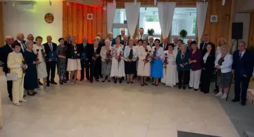 Ponad 200 seniorów świętowało w Sulęczynie. Uhonorowano pary z wieloletnim stażem małżeńskim
