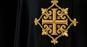 Znaczenie białego ornatu poza okresem wielkanocnym: symbolika, zastosowanie i dlaczego warto go mieć w parafii