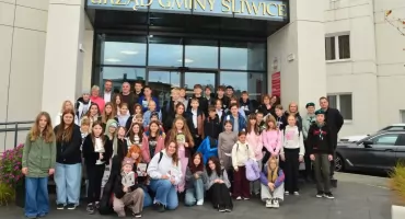 Uczniowie ze Skrzeszewa z wizytą w Śliwicach. Łączy ich historia patronów szkół
